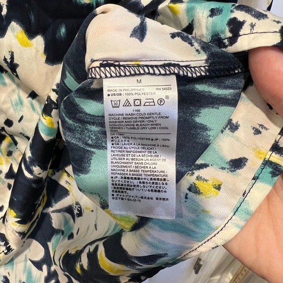 Banana Republic Abstract Floral Blouse V Neck Ruched Long Sleeve‎ M NWT - Picture 3 of 9